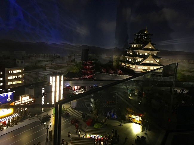 夜の大阪城がライトアップされている