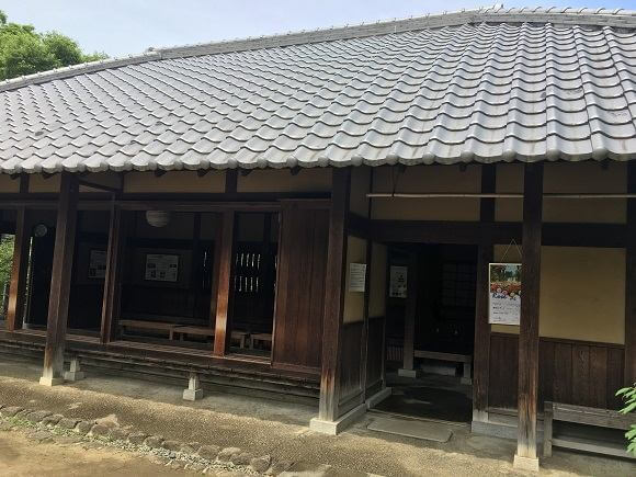 浜寺公園のばら庭園「里の景」