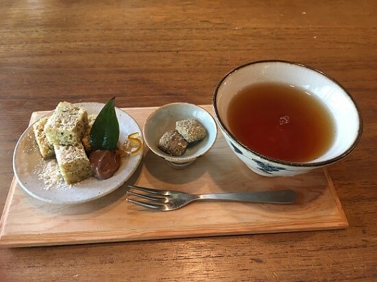 お茶請けは柚子のパウンドケーキとともに