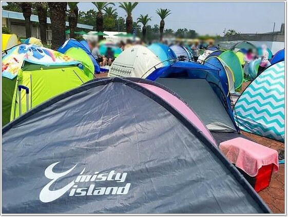 テントが並ぶプールサイド