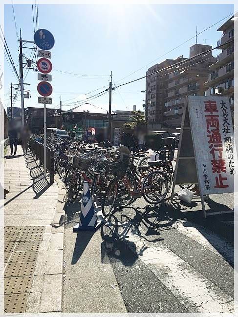 大鳥大社正門右手にある駐輪場