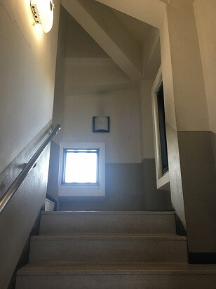 階段しかない館内