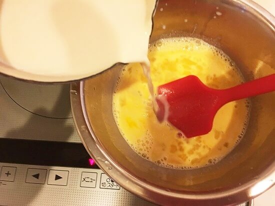 溶いた卵に温めた牛乳を少しずつ入れる