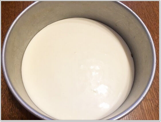 クリームチーズ生地に牛乳を入れ型に流す