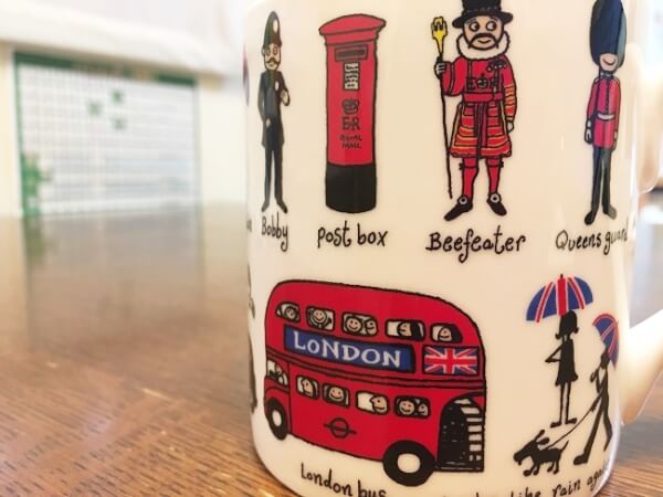 ロンドンバスなど描かれたカップ