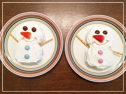 チョコを使った雪だるまのケーキ