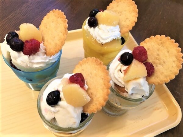 トッピングの果物やビスケットをのせる