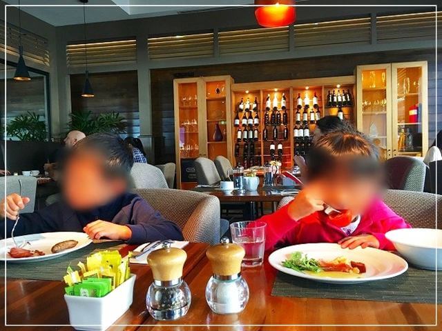 プルマンリーフホテルカジノのタマリンドレストランで朝食を食べる子ども達