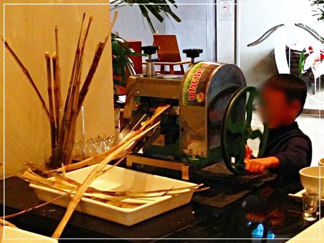プルマンリーフホテルカジノのタマリンドレストランでは自分でサトウキビをしぼってジュースが作れた