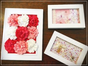 壁に全く穴をあけずにフォトフレームを飾る方法。デコレーションの作り方もご紹介