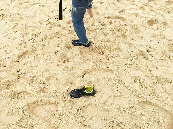 靴の中に砂が入った息子
