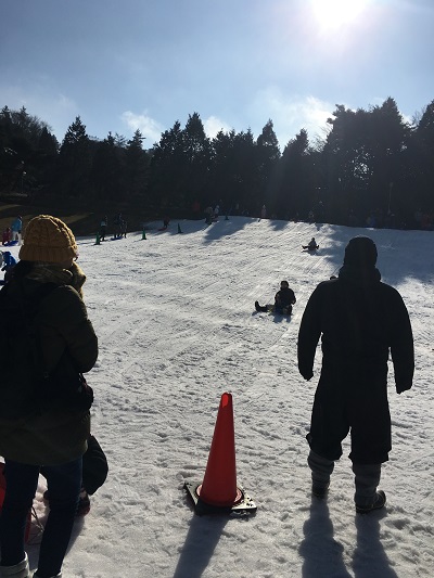 スノーランド内でそりを滑る様子