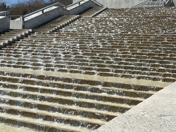 石畳の上に水が絶え間なく流れる様子