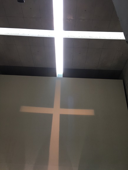 天井からの光で十字架が