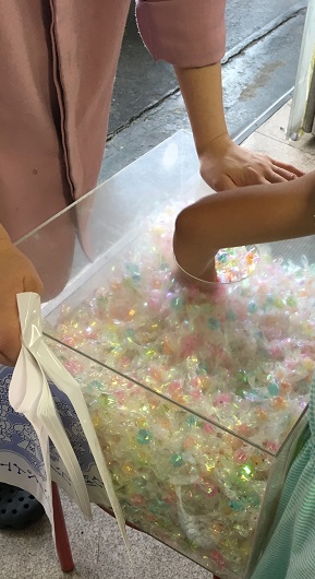 コンペイトウのつかみ取り