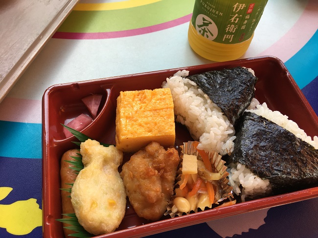 売店で買った茶色いお弁当。でもかまぼこが魚の形