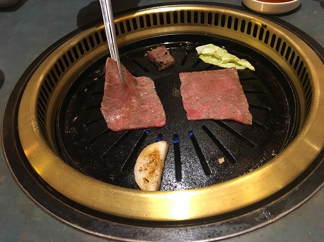 上ロースの焼きしゃぶを焼いている所 上ロースの焼きしゃぶを焼いている所