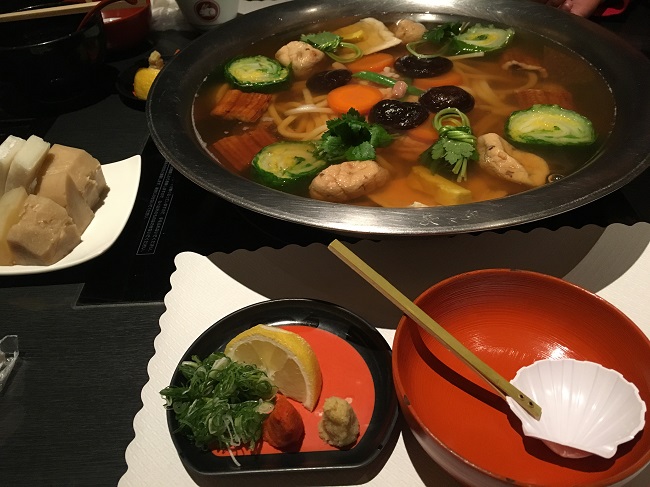 f:id:nyuuko:20180202213506j:plain お店の方が具材もいれてくれる