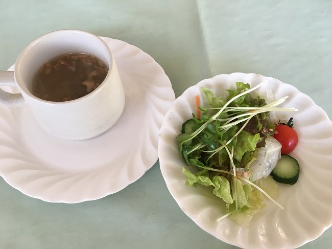 f:id:nyuuko:20180330211629j:plain カレーセットのスープとサラダ