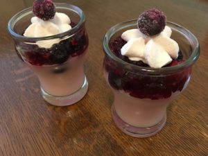 簡単カルピスとクランベリーのゼリーをおやつに作りました。