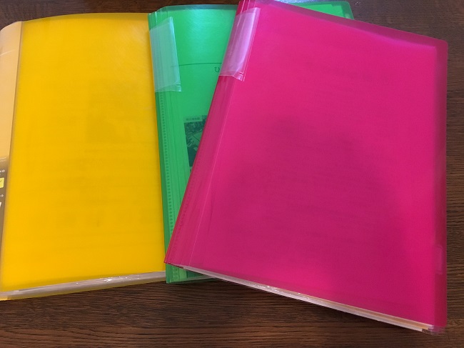 黄色と緑とピンクのファイルで分別