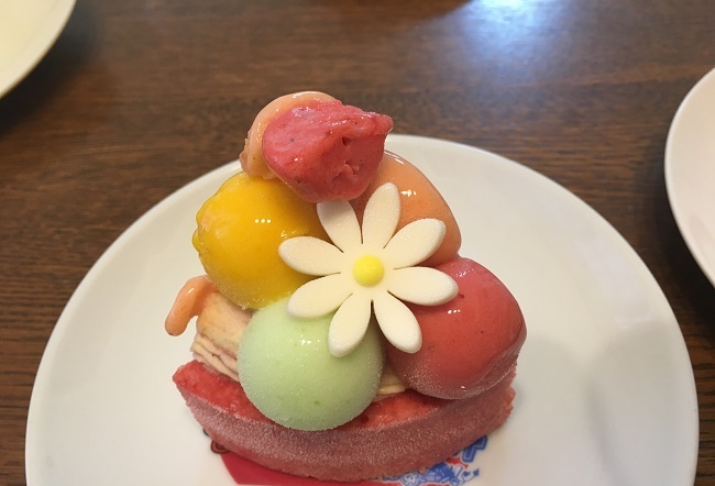 チョコレートの花がのったアイスケーキ