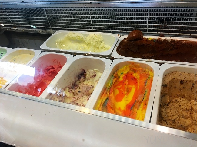 色とりどりのハンドメイドアイスクリーム