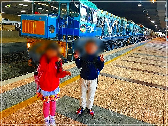 キュランダ鉄道前で写真をとる子供たち