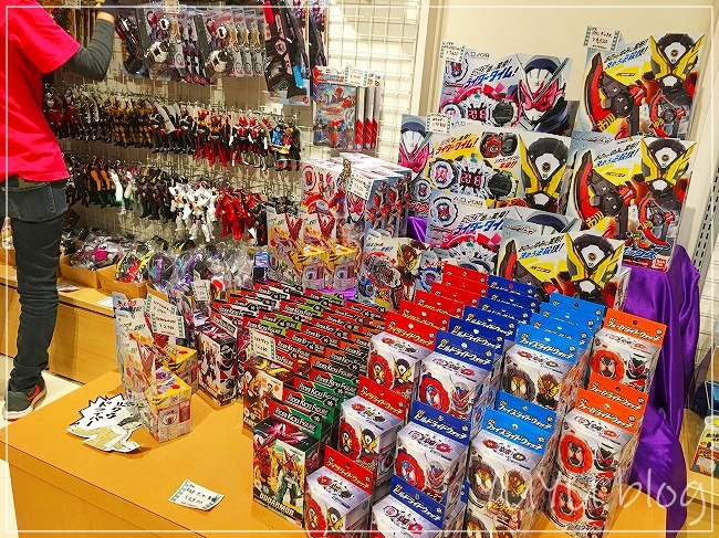 ライダーグッズが山のように売られている売店