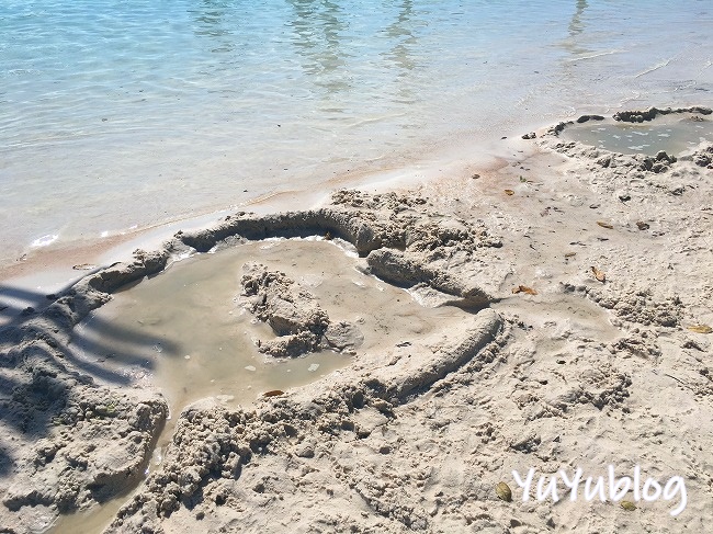 本物の砂浜のようになっているプール