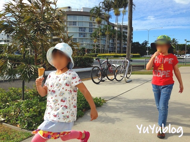 帰りにアイスを買って食べて帰る子供たち