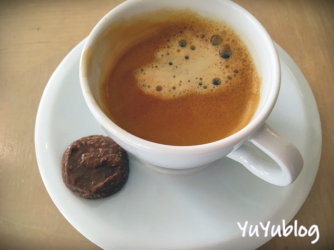 いれたてのコーヒーとチョコレート