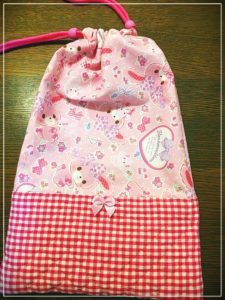 巾着タイプ上履き入れの簡単な作り方。直線縫いだけで切替付きの袋にできます