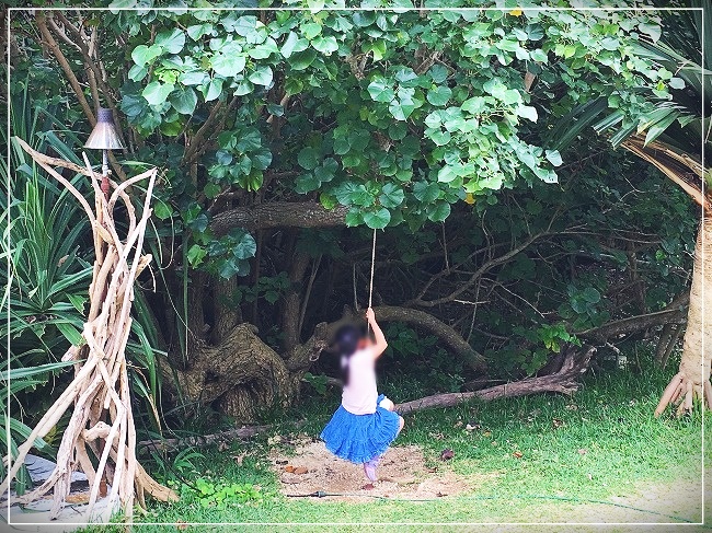 ロープに飛び乗る娘