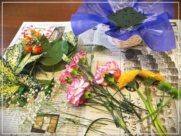 全ての花を新聞紙に広げる