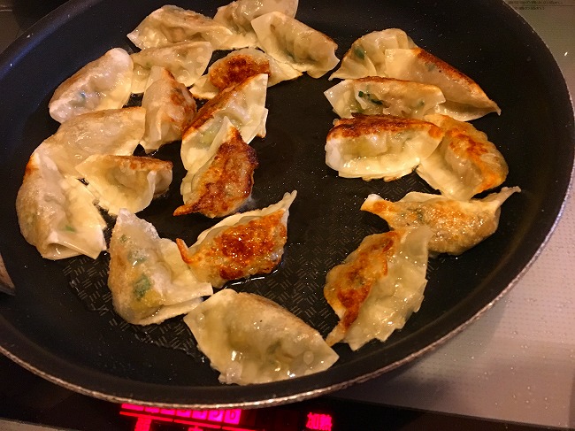 カリカリに餃子を炒める