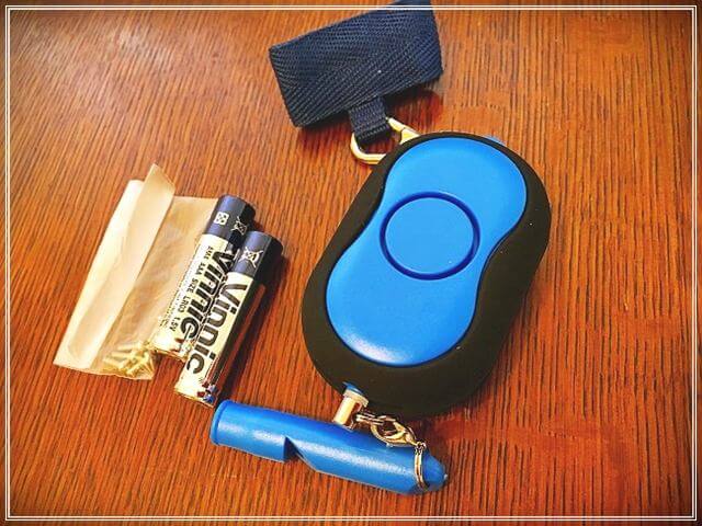 クツワの防犯ブザーは単4電池2本