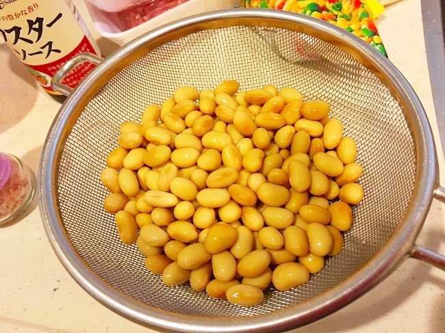 大豆の水煮をサッと水洗い