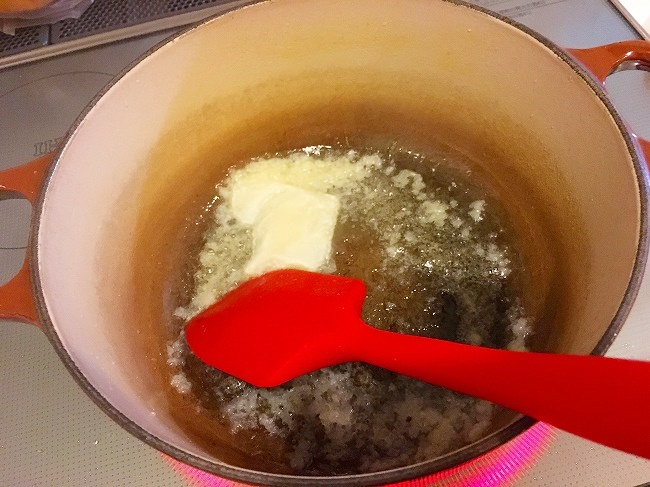 玉葱(冷凍)を炒める