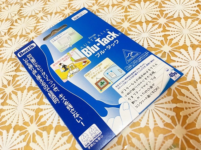 テーブルとクロスの固定にブルタックを使用
