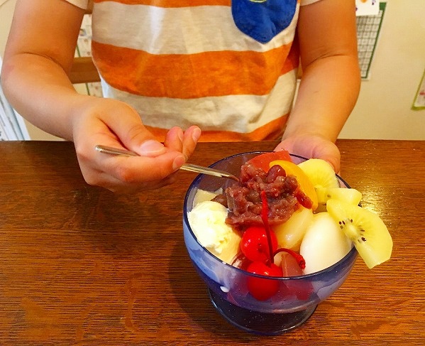 あんみつを食べる子供