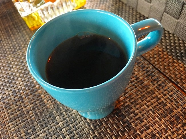 青いカップに入ったコーヒー