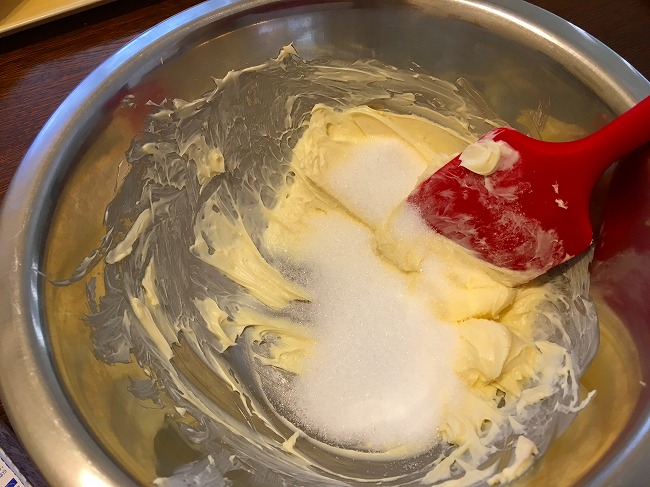 グラニュー糖をクリームチーズに入れる