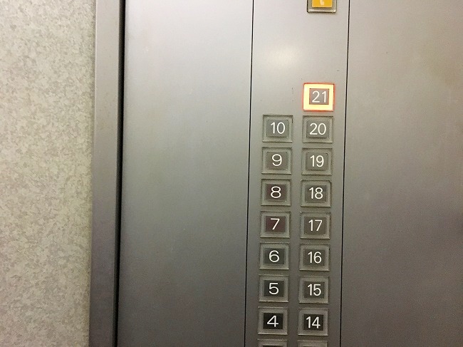 エレベーターの中