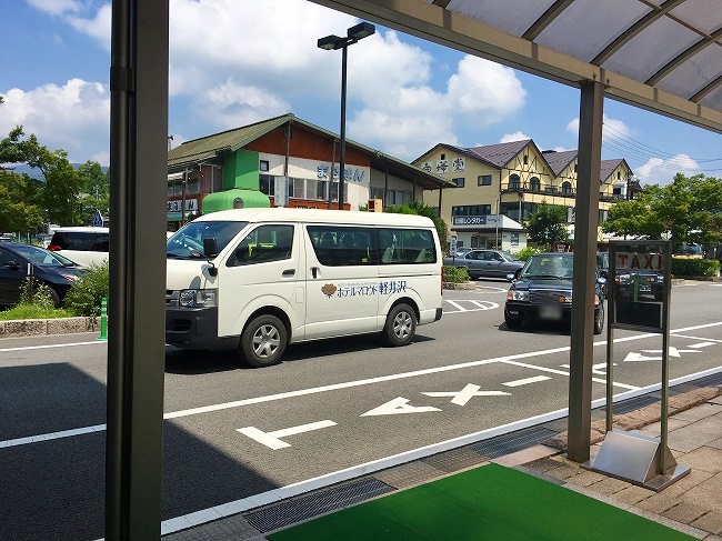 軽井沢駅へホテルマロウドの送迎車がきたところ