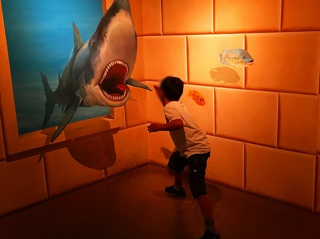 トリックアートでサメと戦う息子