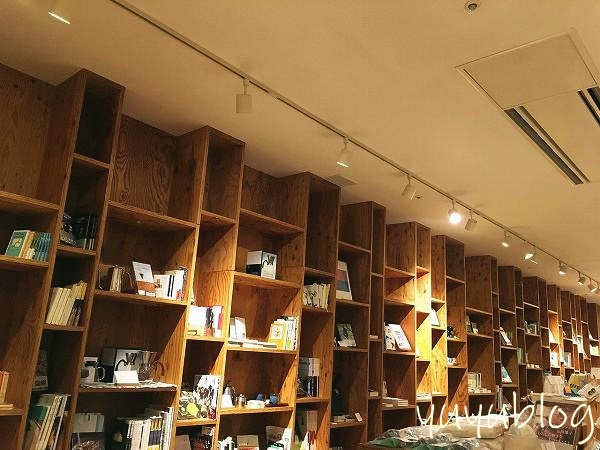 BOOK & CAFEの本棚