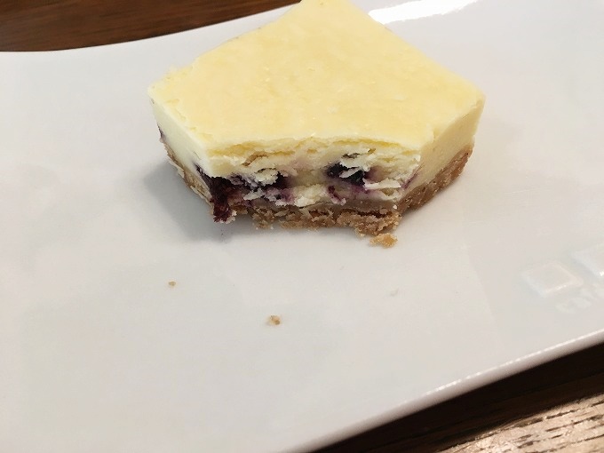 ブルーベリーチーズケーキの断面