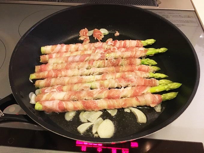 豚肉をフライパンでいためる