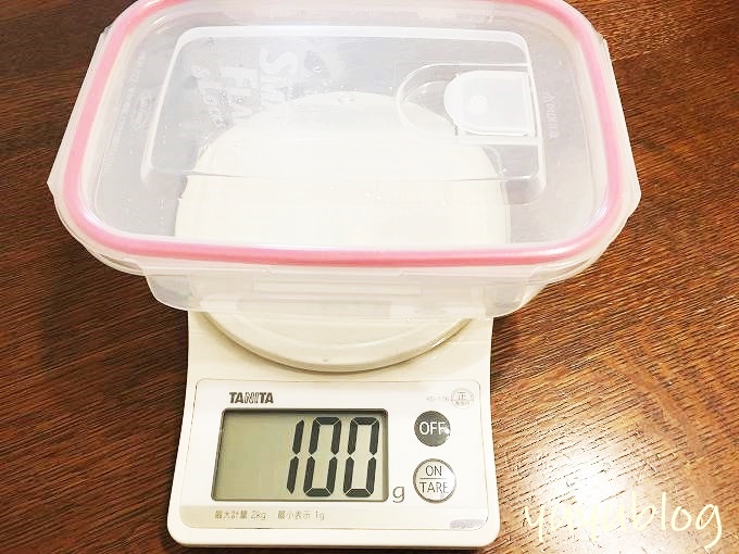 プラスチック容器の重さは100g